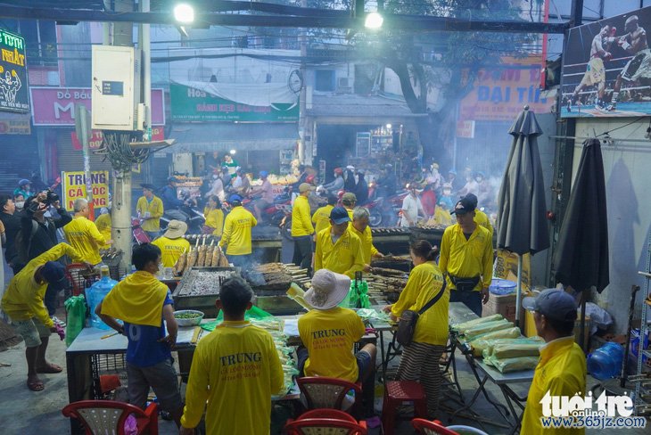 Đỏ lửa xuyên đêm nướng cá lóc ngày vía Thần Tài - Ảnh 9.