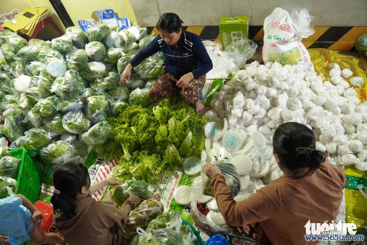 Đỏ lửa xuyên đêm nướng cá lóc ngày vía Thần Tài - Ảnh 12.