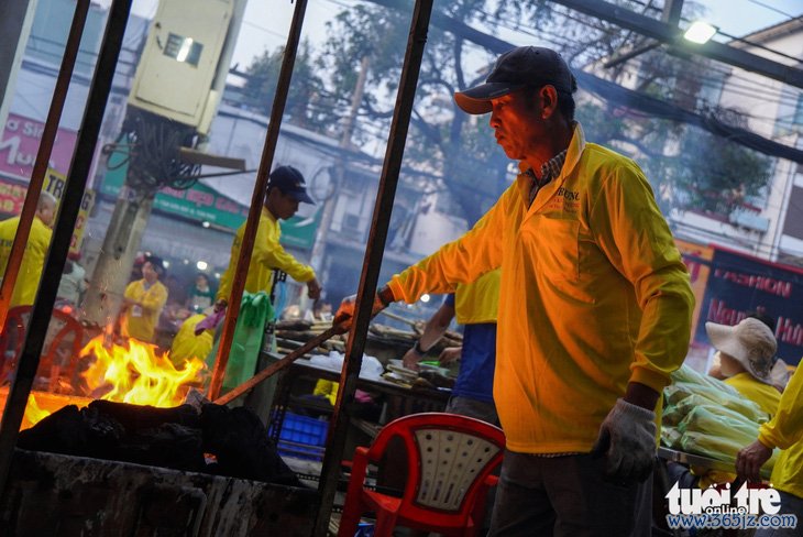 Người nghỉ làm công nhân, người từ miền Tây kéo lên bán cá lóc ngày vía Thần Tài - Ảnh 1.